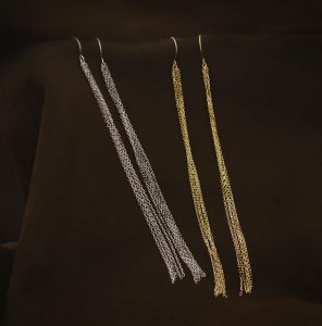 huziチェーンタッセルピアス